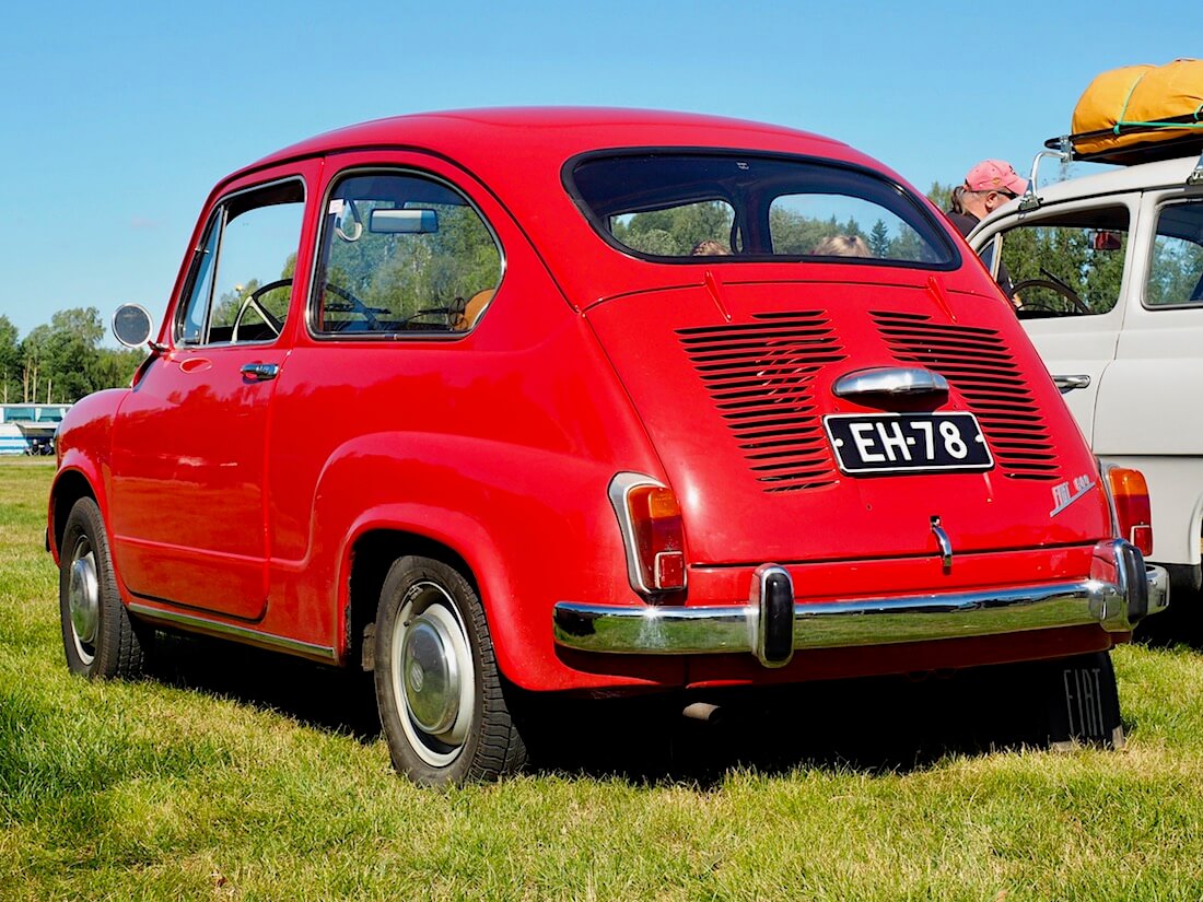 Punainen 1967 Fiat 600D takaa. Kuvan tekijä: Kai Lappalainen. Lisenssi: CC-BY-40.