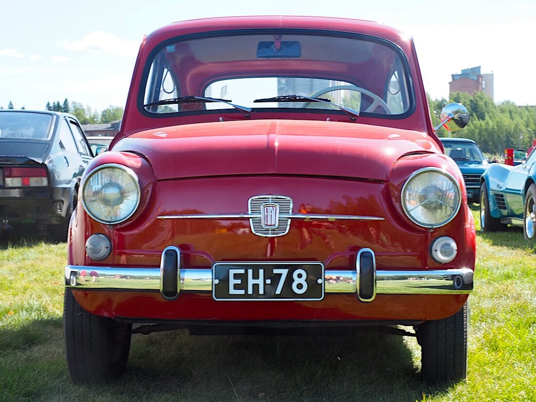 Punainen 1967 Fiat 600D edestä. Kuvan tekijä: Kai Lappalainen. Lisenssi: CC-BY-40.