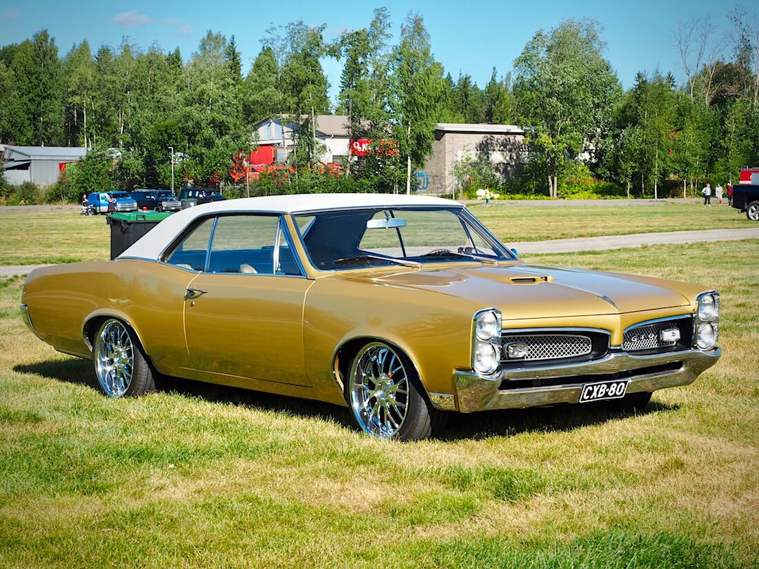 Kullanvärinen 1967 Pontiac GTO muskeliauto. Kuvan tekijä: Kai Lappalainen. Lisenssi: CC-BY-40.