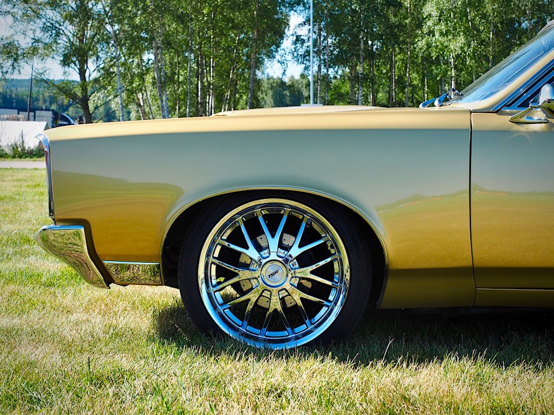 1967 Pontiac GTO jarrulevy ja TSW kromivanne. Kuvan tekijä: Kai Lappalainen. Lisenssi: CC-BY-40.
