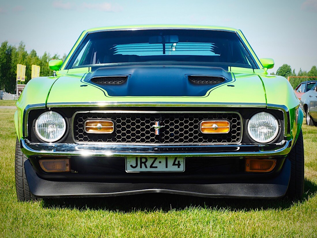 1971 Ford Mustang Mach 1 edestä. Kuvan tekijä: Kai Lappalainen. Lisenssi: CC-BY-40.