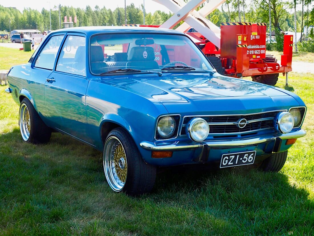 Sininen 1971 Opel Ascona A 1.6l BBS hunajakennovanteilla. Kuvan tekijä: Kai Lappalainen. Lisenssi: CC-BY-40.