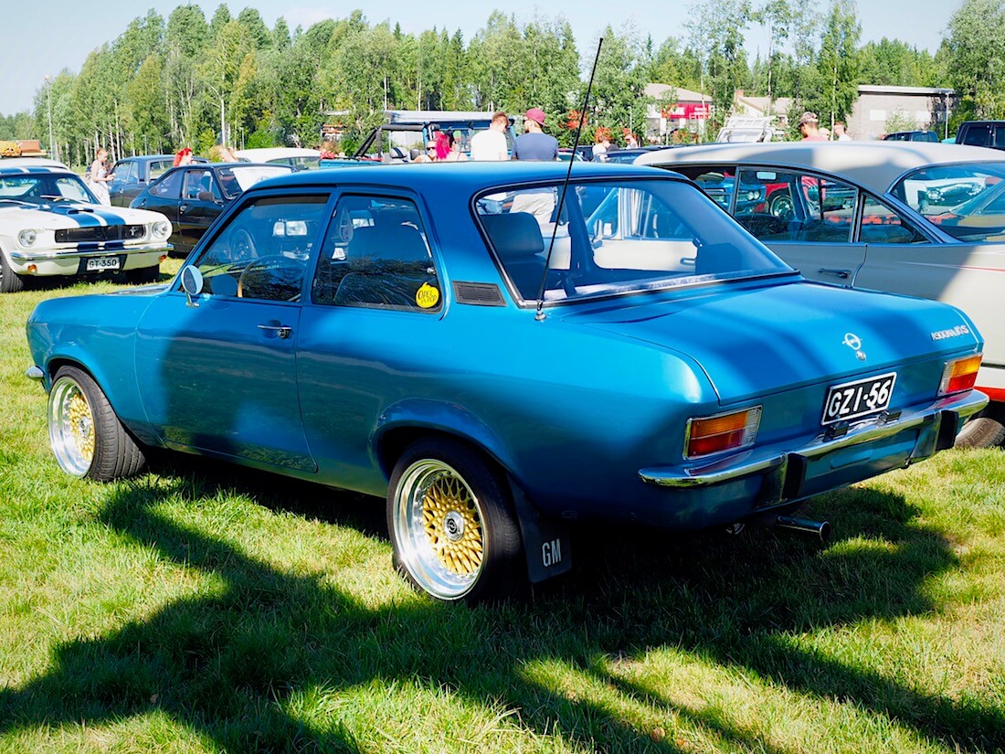 Sininen 1971 Opel Ascona A 1,6l. Kuvan tekijä: Kai Lappalainen. Lisenssi: CC-BY-40.