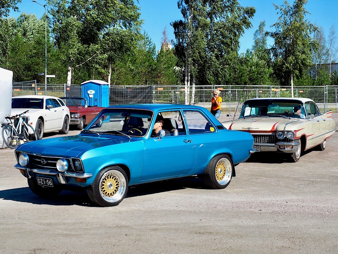 Sininen 1971 Opel Ascona A ja 1960 Cadillac Six Window DeVille. Kuvan tekijä: Kai Lappalainen. Lisenssi: CC-BY-40.