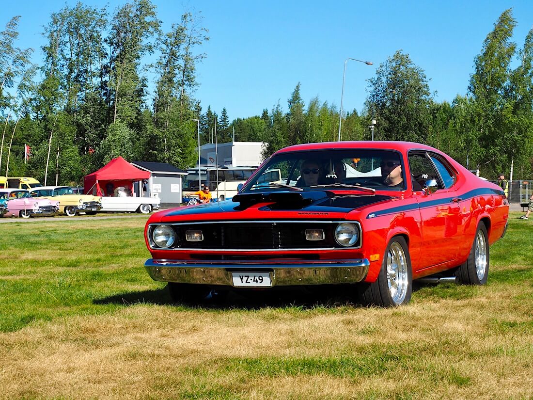 Punainen 1972 Plymouth Duster 2d Hardtop 340cid V8. Kuvan tekijä: Kai Lappalainen. Lisenssi: CC-BY-40.