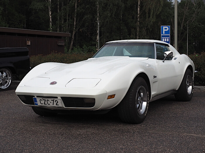 Valkoinen 1973 Chevrolet Corvette Stingray Hardtop Coupe L48 350cid V8-moottorilla. Kuvan tekijä: Kai Lappalainen. Lisenssi: CC-BY-40.