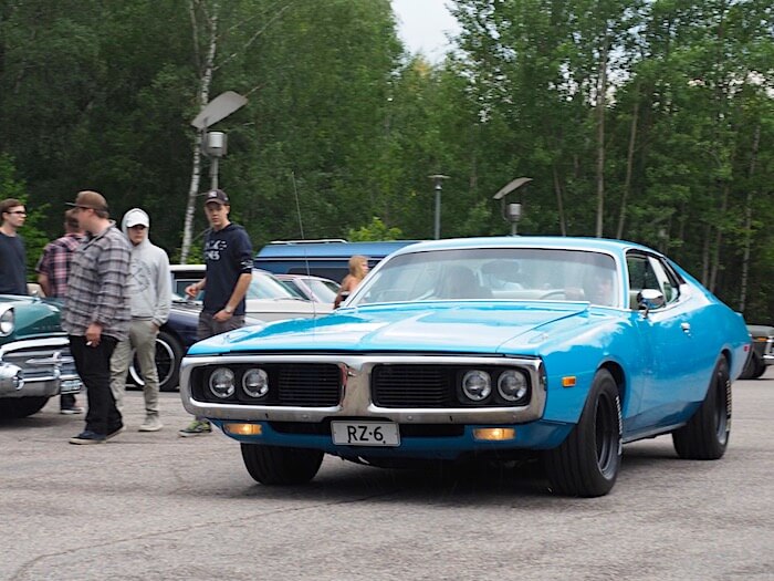 Sininen 1973 Dodge Charger 2d Hardtop 400cid V8-moottorilla. Kuvan tekijä: Kai Lappalainen. Lisenssi: CC-BY-40.