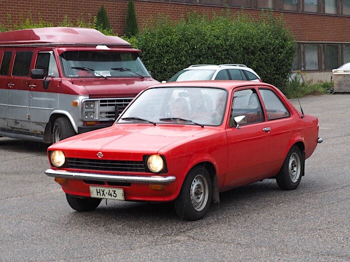 Punainen museoauto Opel kadett C 1.2L. Kuvan tekijä: Kai Lappalainen. Lisenssi: CC-BY-40.