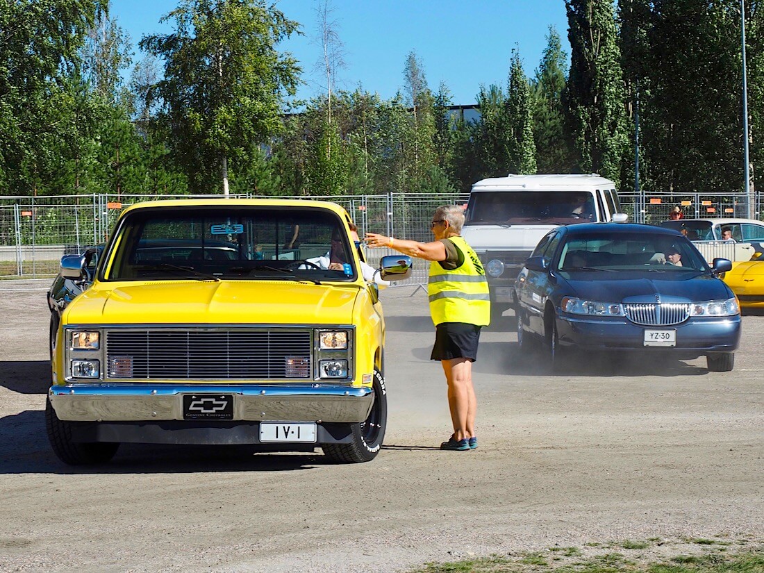 LinnaCruising tapahtuman sisäänajo. 1984 Chevrolet Pickup ja 1997 Lincoln Town Car. Kuvan tekijä: Kai Lappalainen. Lisenssi: CC-BY-40.