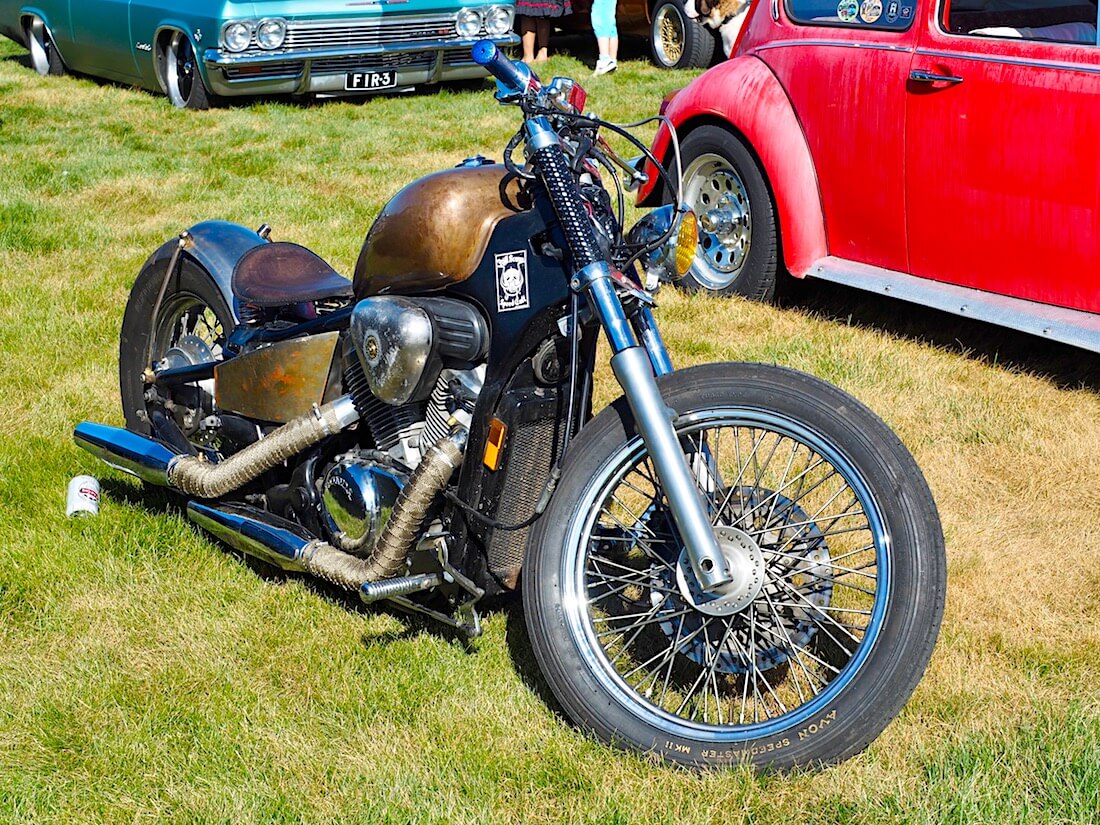 1989 Honda Shadow VT600 Custom moottoripyörä. Kuvan tekijä: Kai Lappalainen. Lisenssi: CC-BY-40.