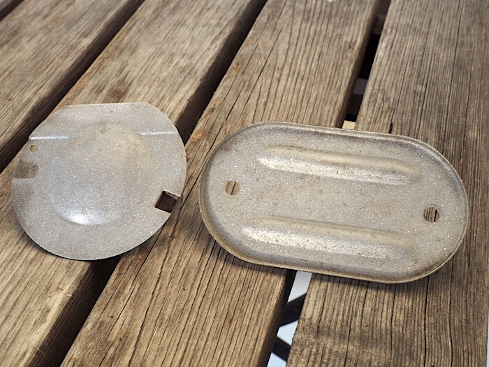 Hiekkapuhallusruiskulla puhdistettuja kuplavolkkarin osia. Tekijä: Kai Lappalainen. Lisenssi: CC-BY-40.