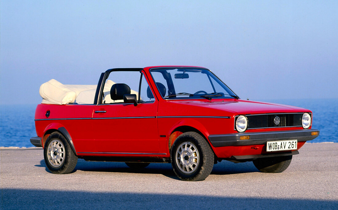 Punainen avokorinen ja kangaskattoinen 1979 VW Golf I. Kuva ja copyright: Volkswagen AG.