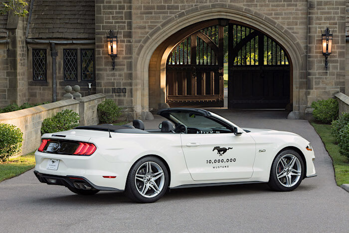 Wimbledon white Ford Mustang avo GT on 10. miljoonas valmistunut Mustang. Kuvan copyright: Ford Motor Company.