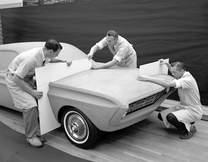 Fordin suunnittelijat työstävät Mustangin savimallia vuonna 1962. Kuvan copyright: Ford Motor Company.