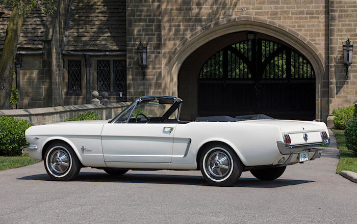 Wimbledon white 1964 Ford Mustang avo runkonumerolla 1. Kuvan copyright: Ford Motor Company.