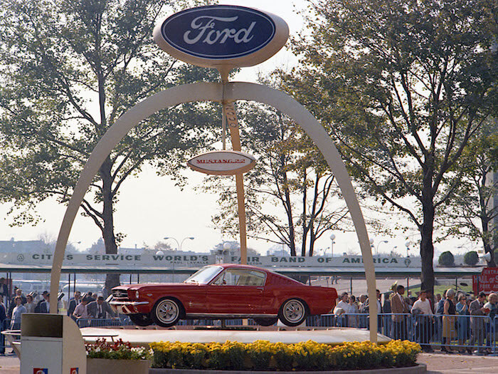 Punainen 1964 Ford Mustang GT Fastback esillä New Yorkin maailmannäyttelyssä. Kuvan copyright: Ford Motor Company.