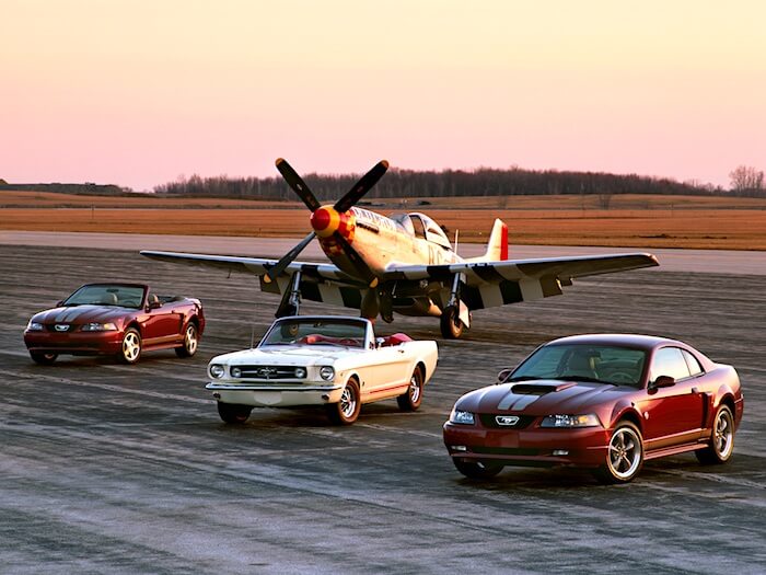 P-51 Mustang hävittäjälentokone, 1964 avo-Mustang ja 2004 Mustang erikoismallit. Kuvan copyright: Ford Motor Company.