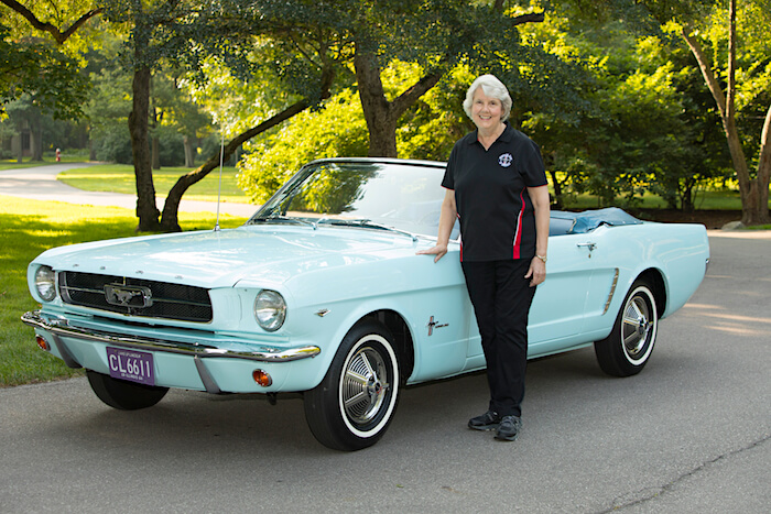 Ensimmäinen myyty Ford Mustang ja omistaja Gail Wise. Kuvan copyright: Ford Motor Company.
