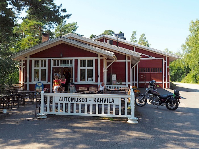 Vehoniemen automuseon ja kahvilan sisäänkäynti Vehoniemenharjulla. Tekijä: Kai Lappalainen. Lisenssi: CC-BY-40.