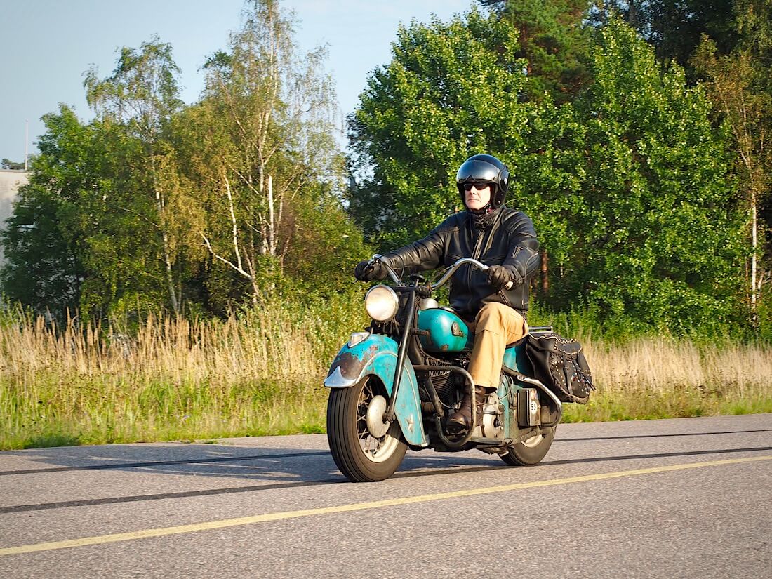 1946 Indian Chief 74cid moottoripyörä ajossa. Tekijä: Kai Lappalainen. Lisenssi: CC-BY-40.