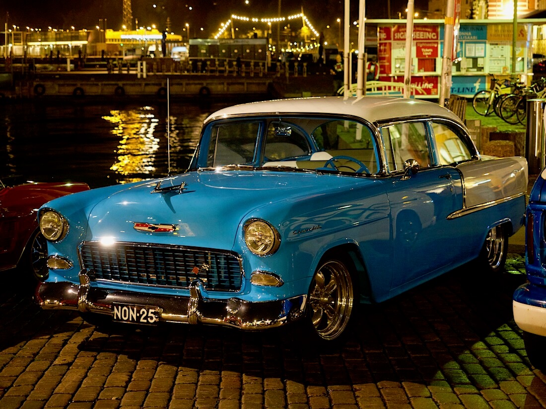 1955 Chevrolet 210 Two-Ten 350cid V8 Helsingin Kauppatorilla. Tekijä: Kai Lappalainen. Lisenssi: CC-BY-40.