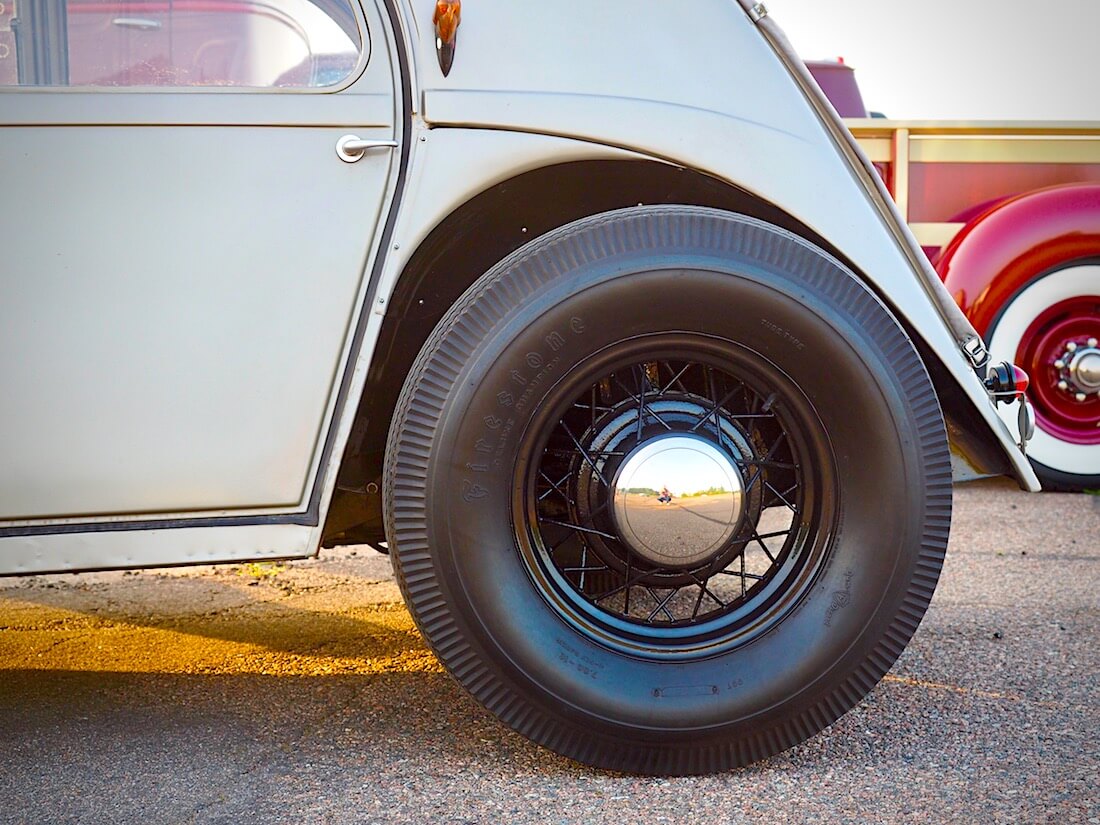 1956 Citroen 2CV rodin pinnavanne ja Firestone rättirengas. Tekijä: Kai Lappalainen. Lisenssi: CC-BY-40.