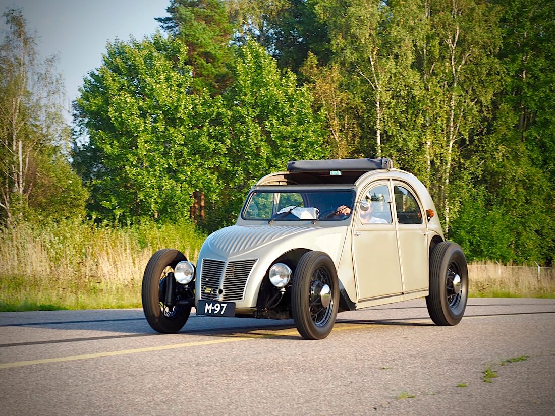 1956 Citroen 2CV rodi saapuu Malmille. Tekijä: Kai Lappalainen. Lisenssi: CC-BY-40.