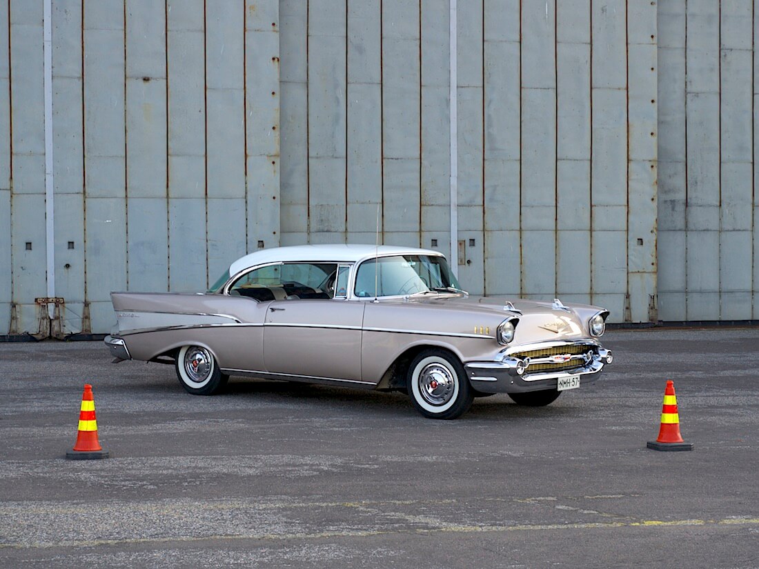 1957 Chevrolet Bel Air 2d Hardtop 283cid V8 Malmin lentoasemalla. Tekijä: Kai Lappalainen. Lisenssi: CC-BY-40.