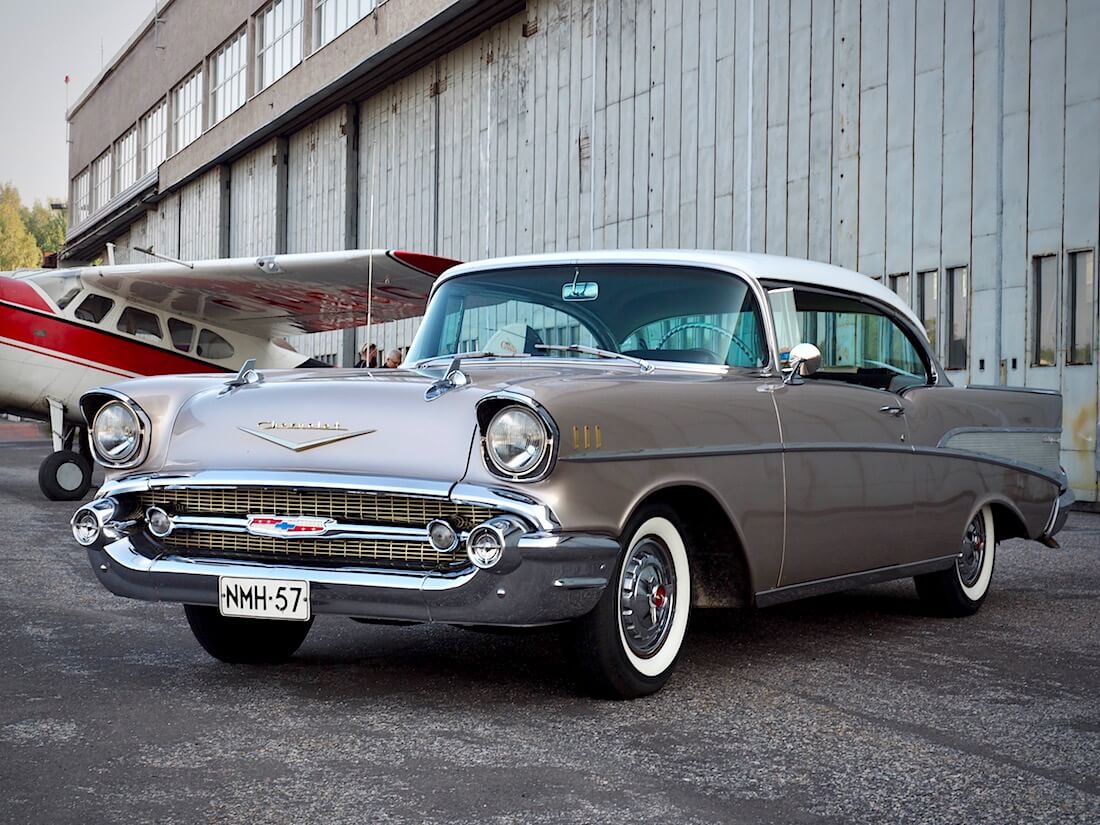 1957 Chevrolet Bel Air 2d Hardtop ja lentokone. Tekijä: Kai Lappalainen. Lisenssi: CC-BY-40.