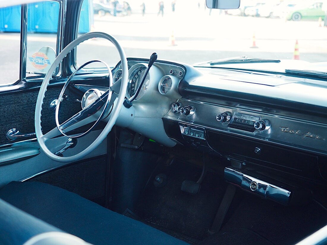 1957 Chevrolet Bel Air 2d Hardtop sisusta. Tekijä: Kai Lappalainen. Lisenssi: CC-BY-40.