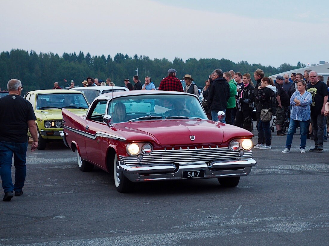 1959 Chrysler Windsor 440cid ja 1974 Toyota Carina TA12 1600. Tekijä: Kai Lappalainen. Lisenssi: CC-BY-40.