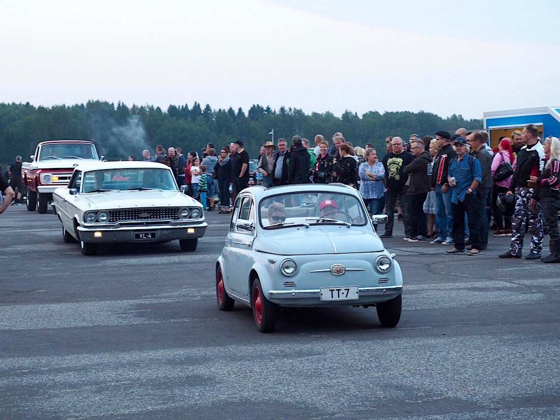 1959 Fiat 500 Cabrio-Limousine ja 1963 Ford Galaxie 500 Sports Hardtop. Tekijä: Kai Lappalainen. Lisenssi: CC-BY-40.