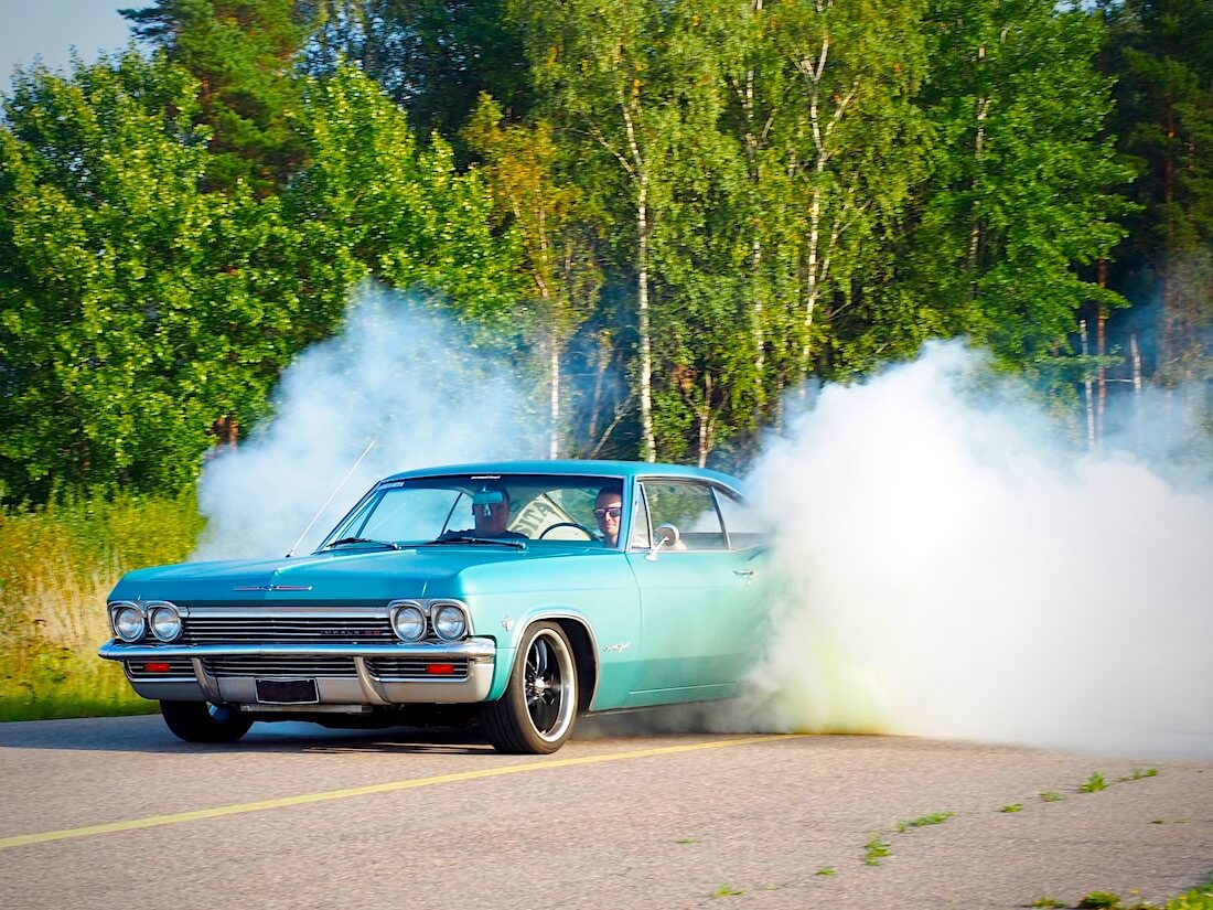 1965 Chevrolet Impala SS 346cid Burnout. Tekijä: Kai Lappalainen. Lisenssi: CC-BY-40.