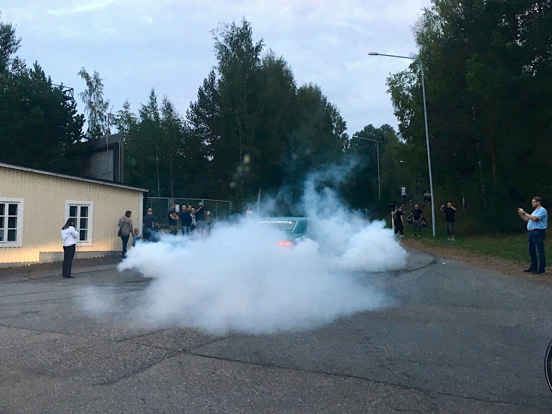 1965 Chevrolet Impala SS 346cid Burnout. Tekijä: Kai Lappalainen. Lisenssi: CC-BY-40.