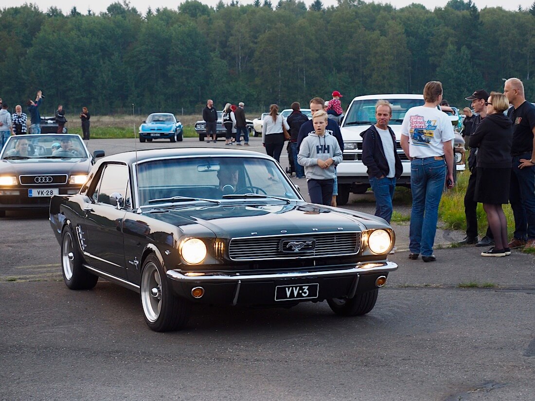 1966 Ford Mustang 2d Hardtop Coupe ja 1994 Audi B4 Cabriolet. Tekijä: Kai Lappalainen. Lisenssi: CC-BY-40.