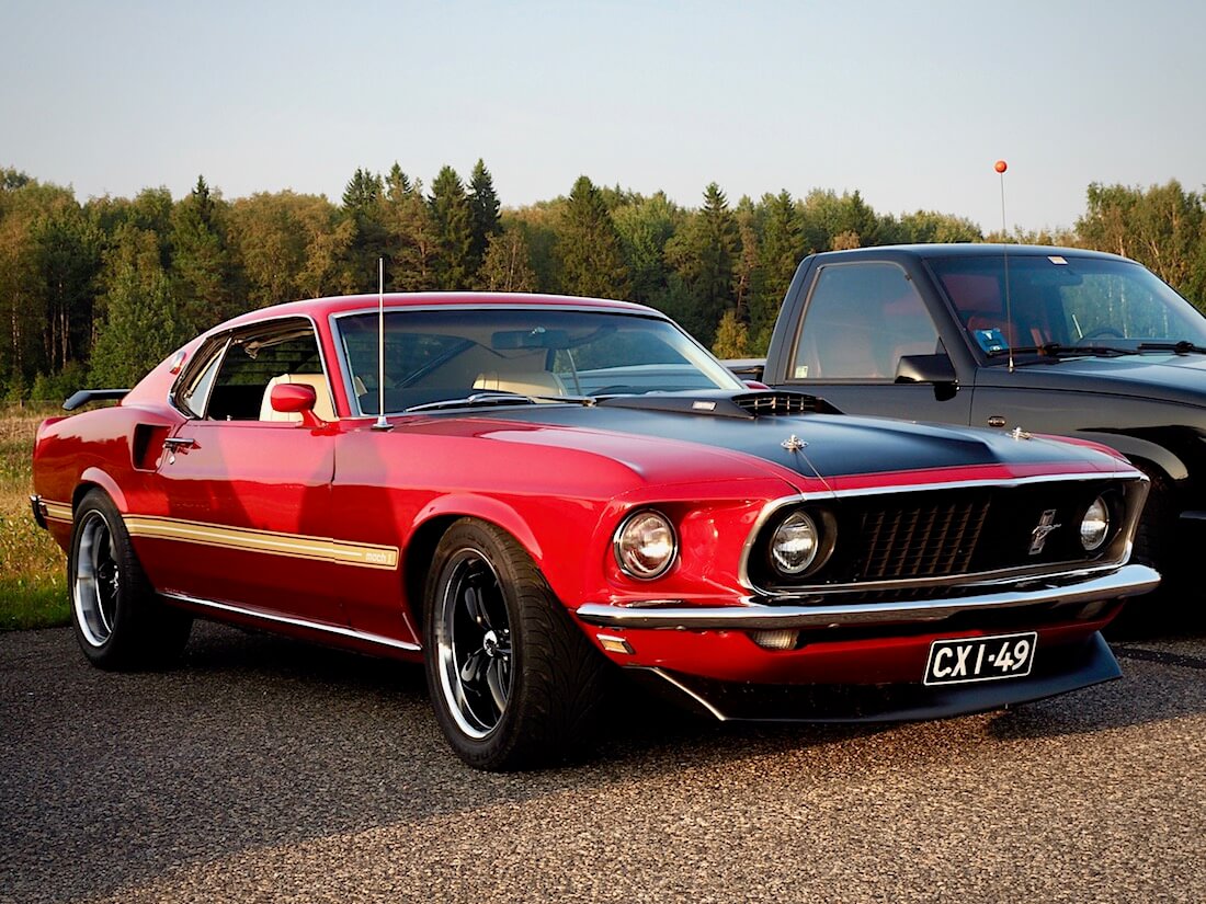 1969 Ford Mustang Mach 1 351cid SportsRoof edestä. Tekijä: Kai Lappalainen. Lisenssi: CC-BY-40.