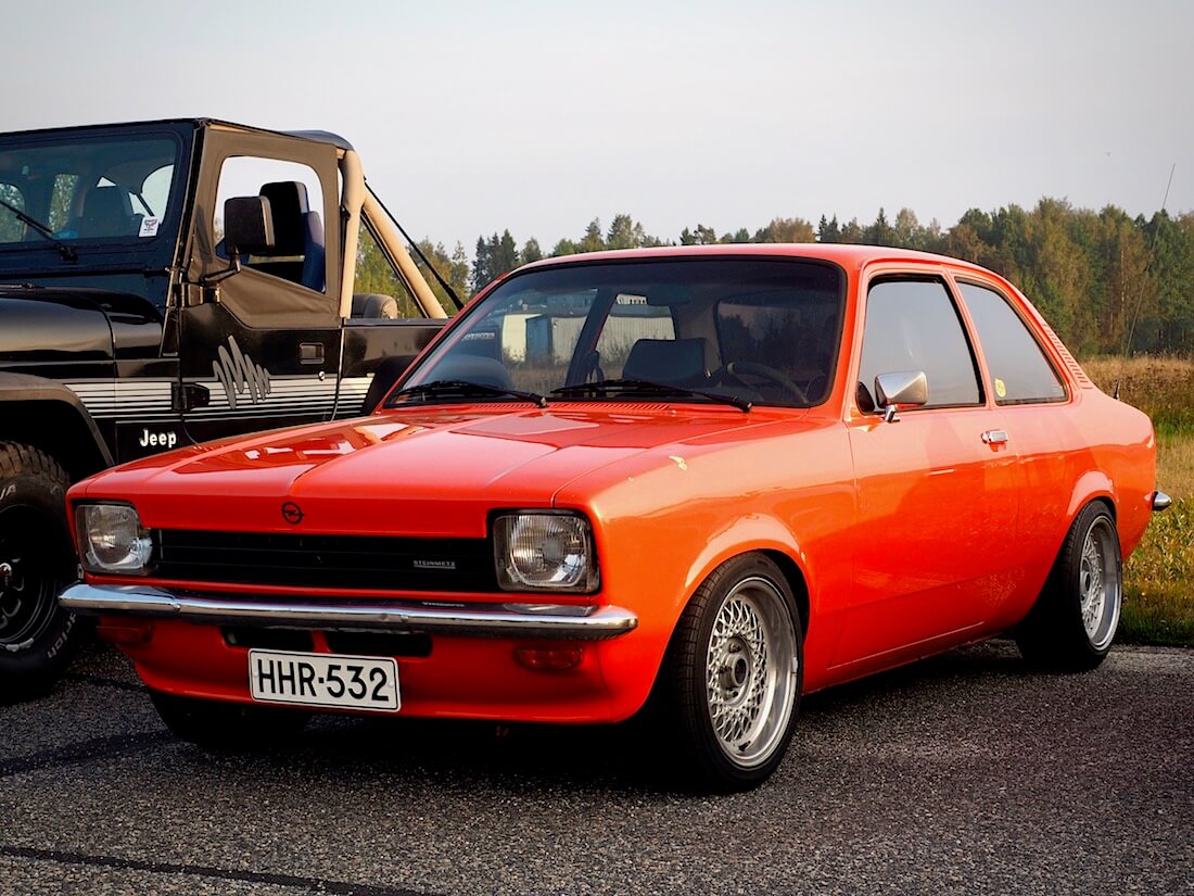 1977 Opel Kadett C 1.2 2d Sedan edestä. Tekijä: Kai Lappalainen. Lisenssi: CC-BY-40.
