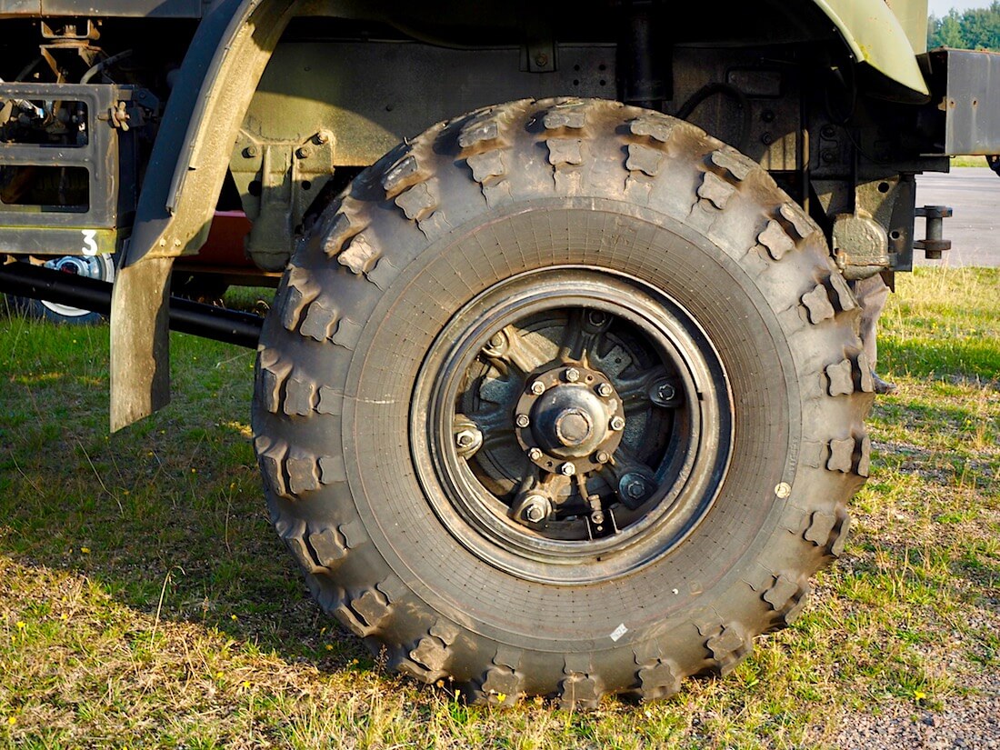 1987 KrAZ 255B 6x6 maastokuorma-auton rengas. Tekijä: Kai Lappalainen. Lisenssi: CC-BY-40.