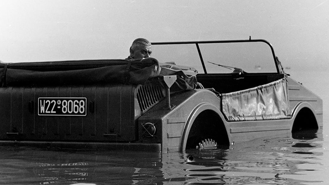 Porsche Type 597 Jagdwagen kelluu vedessä. Kuva ja copyright: Porsche AG.