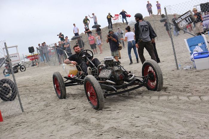 Aaron Kaufman ja Shifting Gears osallistui The Race of Gentlemen kilpailuun. Tekijä ja copyright: Discovery Networks.