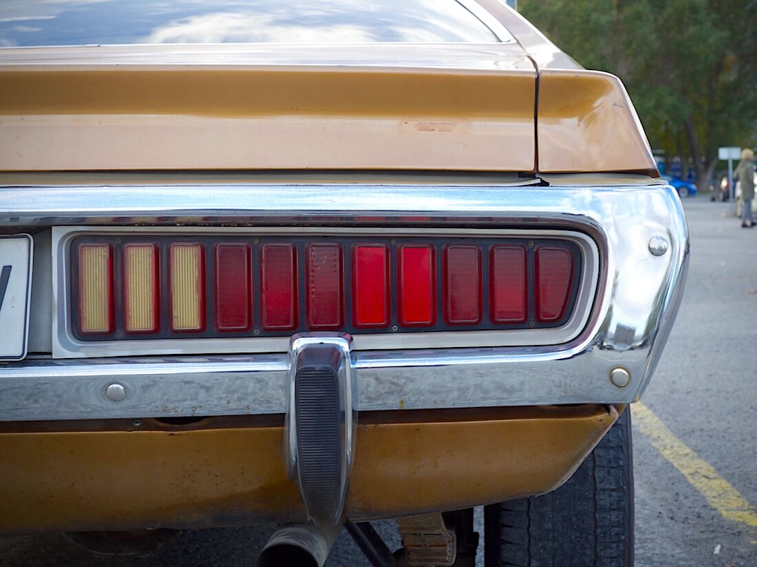 1974 Dodge Charger 318cid takavalot. Tekijä: Kai Lappalainen. Lisenssi: CC-BY-40.