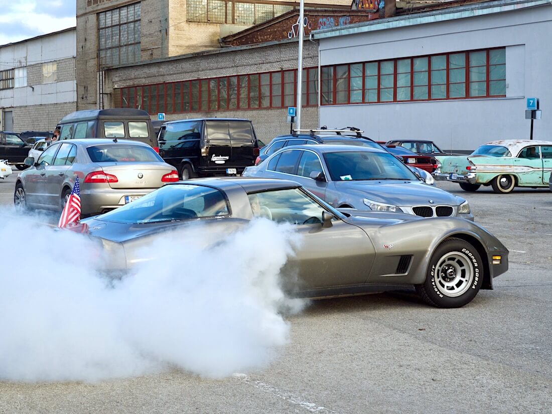 1978 Chevrolet Corvette Burnout. Tekijä: Kai Lappalainen. Lisenssi: CC-BY-40.