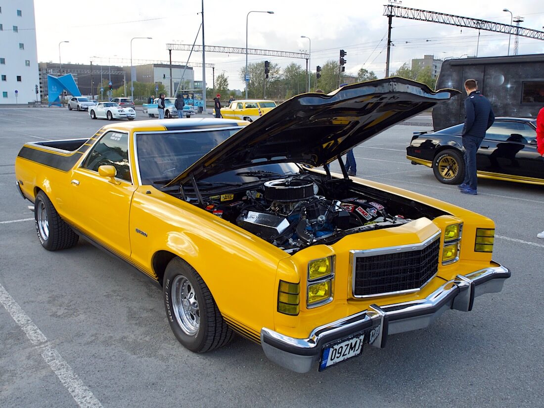 1978 Ford Ranchero 429cid V8 konepelti auki. Tekijä: Kai Lappalainen. Lisenssi: CC-BY-40.