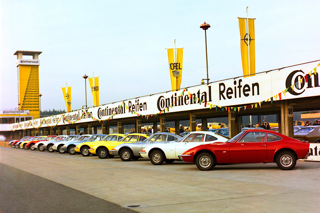 Opel GT autoja Hockenheimring kilparadalla lokakuussa 1968. Tekijä ja copyright: Opel Automobile GmbH