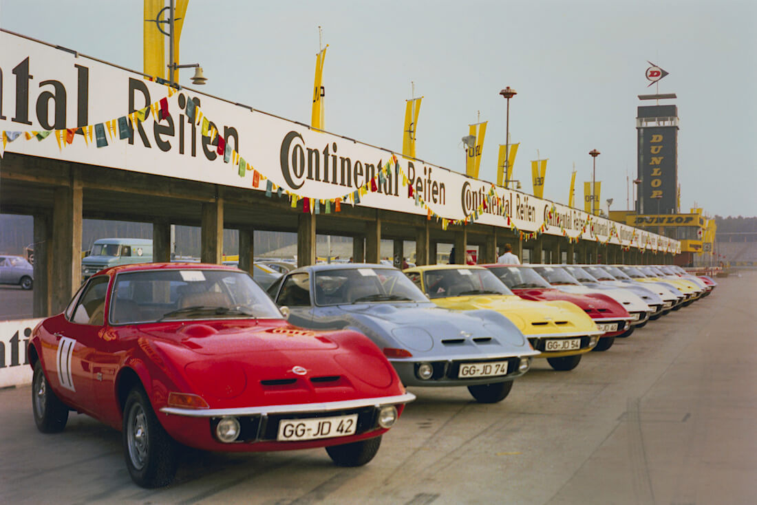 Opel GT autoja Hockenheimin kilparadalla lokakuussa 1968. Tekijä ja copyright: Opel Automobile GmbH