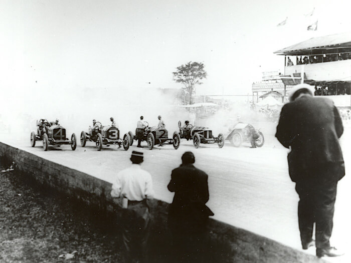 1911 Indianapolis 500 kilpailun lähtöviiva. Kuva: GM Media. Lisenssi: CC-BY-NC-30.