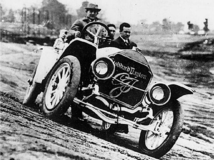 1911 Stoddard-Dayton pace car ratissaan Indianapoliksen radan perustaja Carl G. Fisher. Kuva: Public domain.