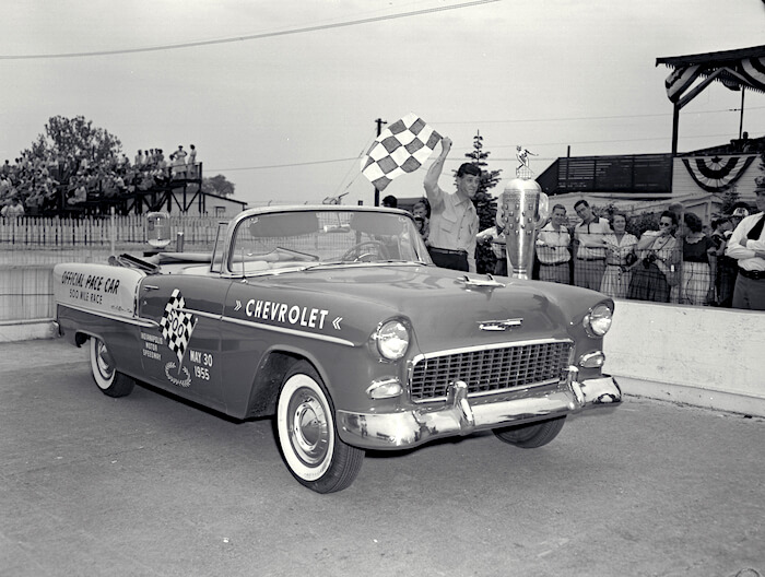 1955 Chevrolet Bel Air official Indy 500 Pace car. Kuva: GM Media. Lisenssi: CC-BY-NC-30.