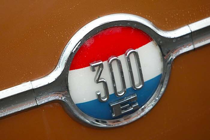 1959 Chrysler 300E keulamerkki. Kuva: Fiat Chrysler Automobiles. Lisenssi: CC-BY-NC-ND-20.