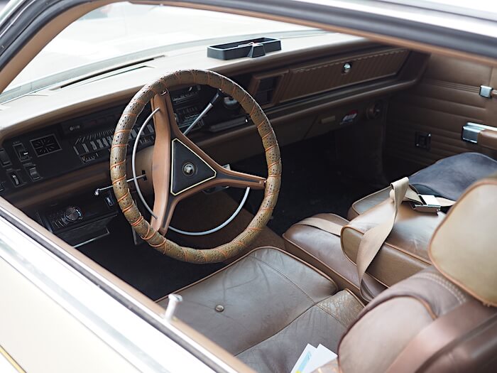 1970 Chrysler 300H ruskea nahkasisusta ja kojelauta. Tekijä: Kai Lappalainen. Lisenssi: CCBY40.
